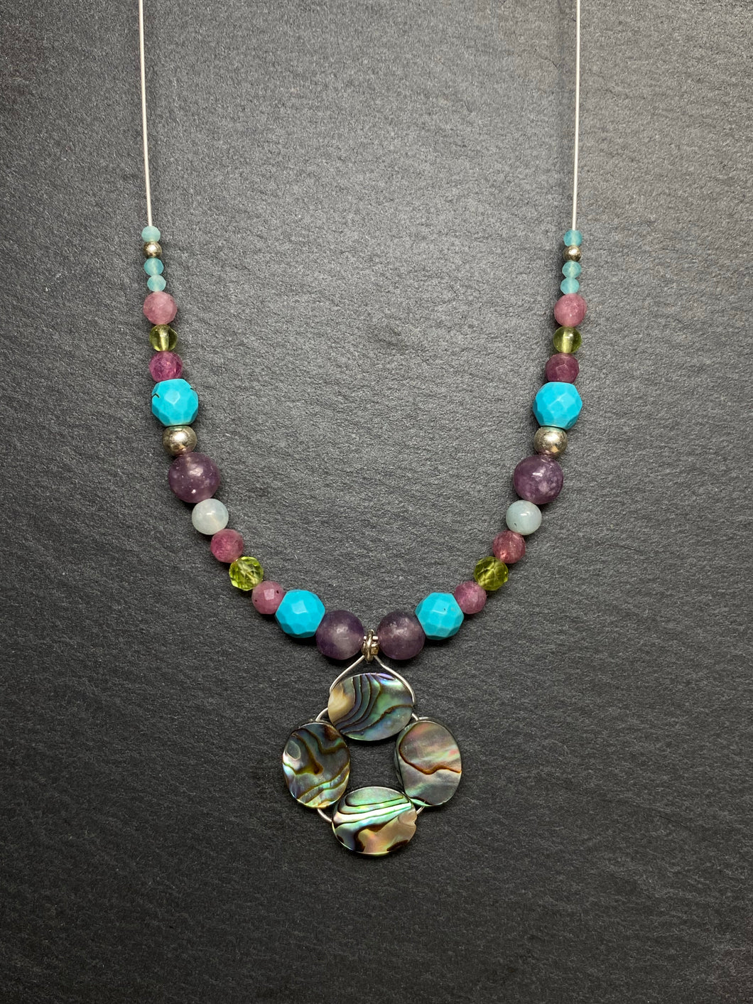 Abalone-Halskette mit Türkis, Lepidolith, Peridot, Aquamarin, rosa Turmalin und Amazonit