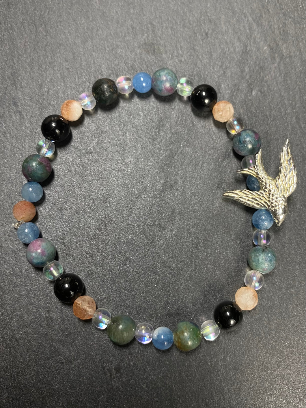 Armband mit Angel Aura, Sonnenstein, Aquamarin, Schörl und Rubin-Disthen mit einem silbernen Vogel