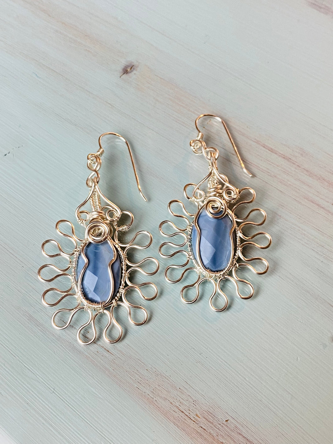 Ohrringe mit blauem Opal, versilbert