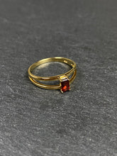 Lade das Bild in den Galerie-Viewer, Goldener Ring mit rotem Granat
