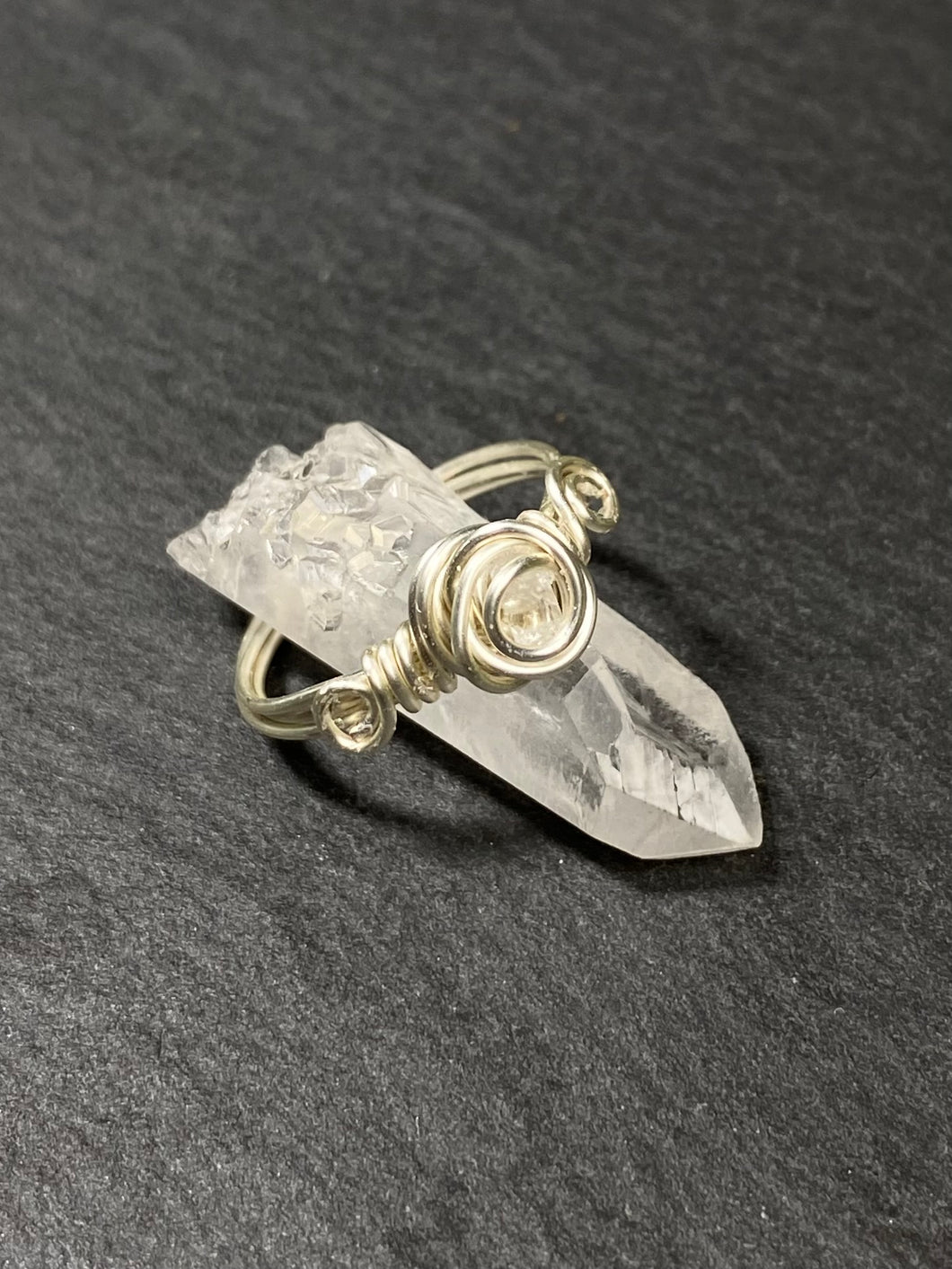 Ring in Silber mit kleinem Coelestin Kristall, Gr. 56