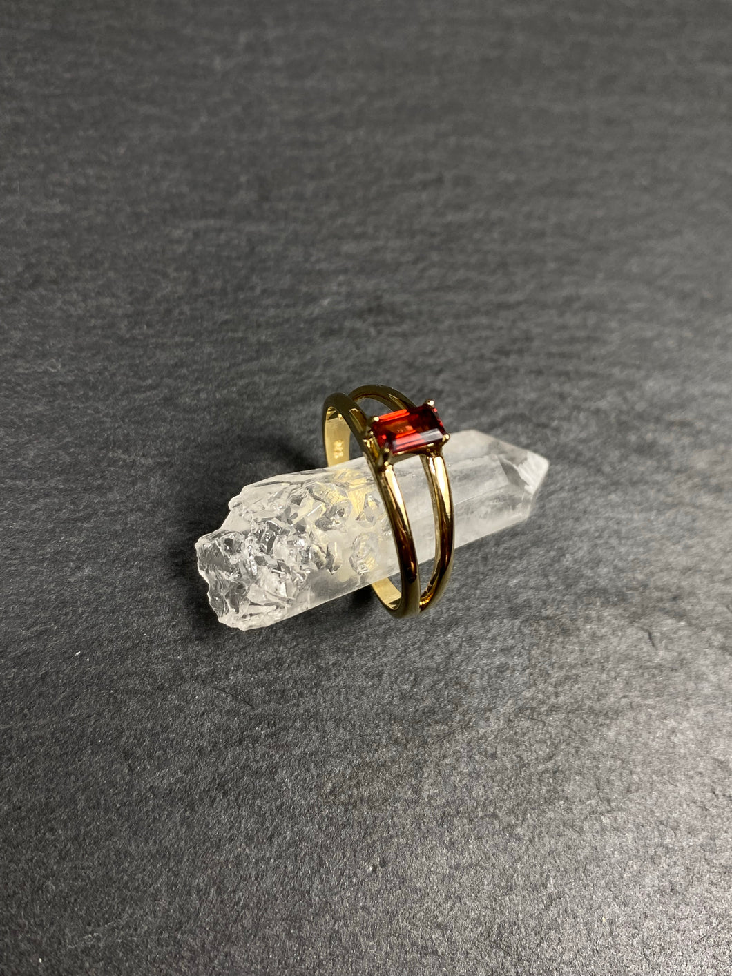 Goldener Ring mit rotem Granat