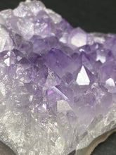 Lade das Bild in den Galerie-Viewer, Kleine Amethyst Stufe zum Aufladen von Heilsteinen
