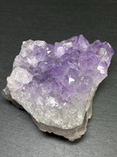 Lade das Bild in den Galerie-Viewer, Kleine Amethyst Stufe zum Aufladen von Heilsteinen
